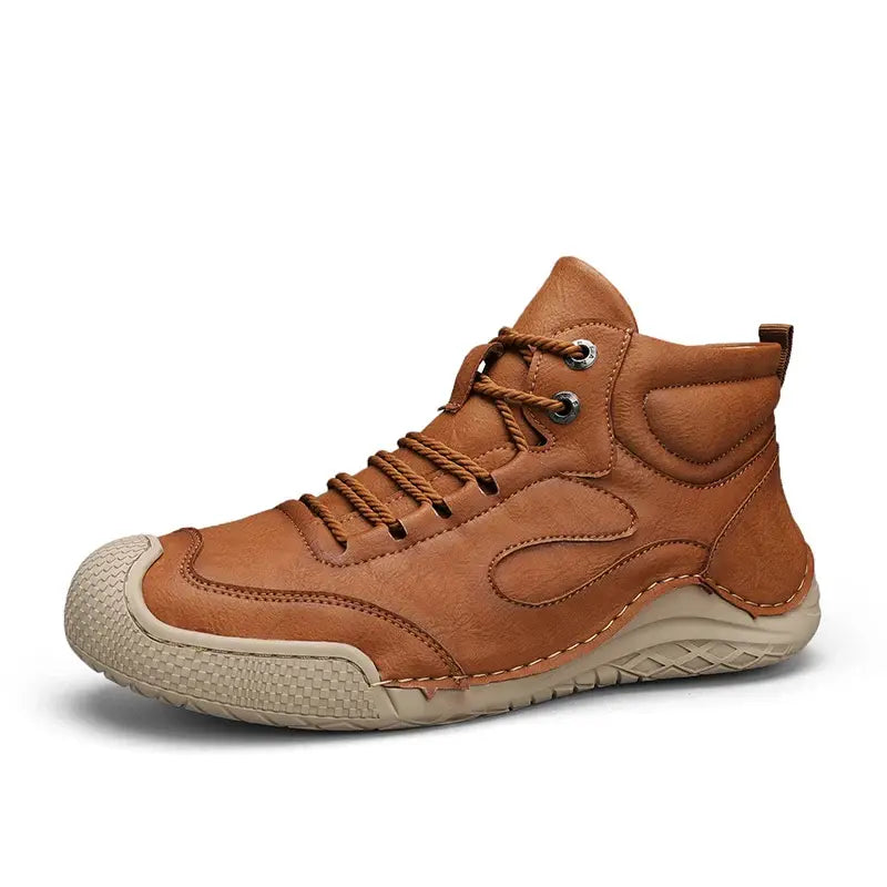 Bota Masculina Romenzi RZ293 confeccionada em couro sintético premium, com solado antiderrapante e design versátil. Ideal para conforto e estilo.