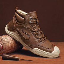 Bota Masculina Romenzi RZ293 confeccionada em couro sintético premium, com solado antiderrapante e design versátil. Ideal para conforto e estilo.