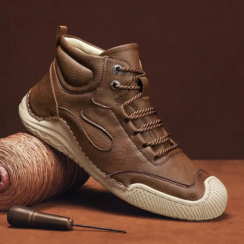 Bota Masculina Romenzi RZ293 confeccionada em couro sintético premium, com solado antiderrapante e design versátil. Ideal para conforto e estilo.