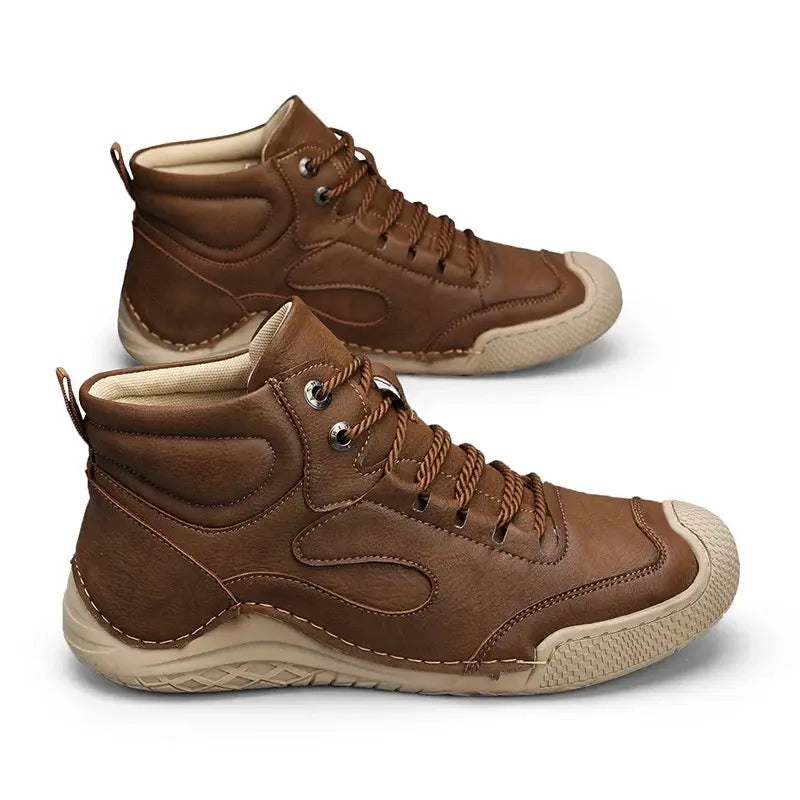 Bota Masculina Romenzi RZ293 confeccionada em couro sintético premium, com solado antiderrapante e design versátil. Ideal para conforto e estilo.