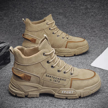 Bota Masculina Sport Romenzi RZ288 em couro resistente, com solado antiderrapante e design moderno. Elegância e funcionalidade para diferentes ambientes.