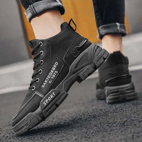 Bota Masculina Sport Romenzi RZ288 em couro resistente, com solado antiderrapante e design moderno. Elegância e funcionalidade para diferentes ambientes.