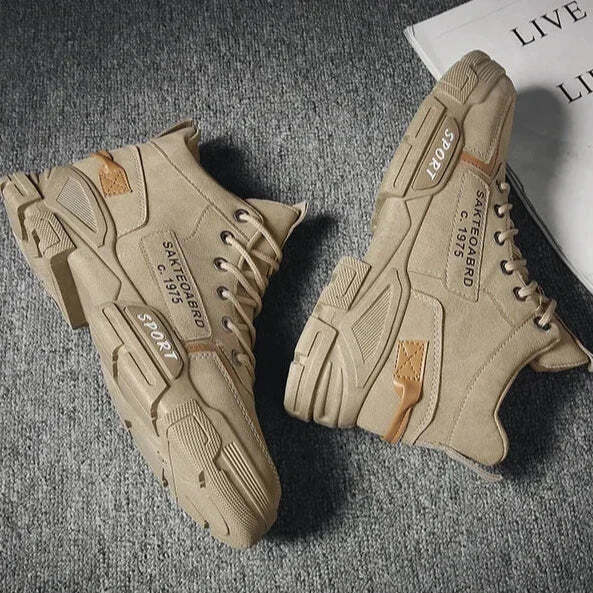 Bota Masculina Sport Romenzi RZ288 em couro resistente, com solado antiderrapante e design moderno. Elegância e funcionalidade para diferentes ambientes.