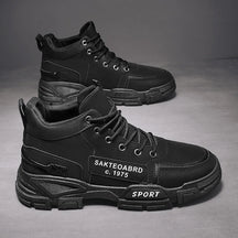 Bota Masculina Sport Romenzi RZ288 em couro resistente, com solado antiderrapante e design moderno. Elegância e funcionalidade para diferentes ambientes.