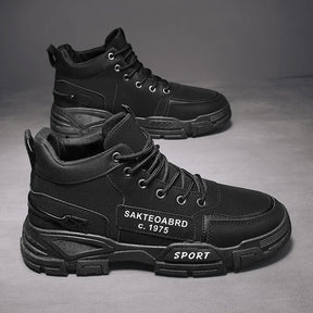 Bota Masculina Sport Romenzi RZ288 em couro resistente, com solado antiderrapante e design moderno. Elegância e funcionalidade para diferentes ambientes.