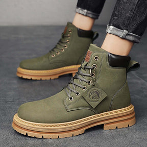 Bota Masculina Urban Romenzi RZ279 feita com materiais premium, solado antiderrapante e interior acolchoado. Design funcional e sofisticado.