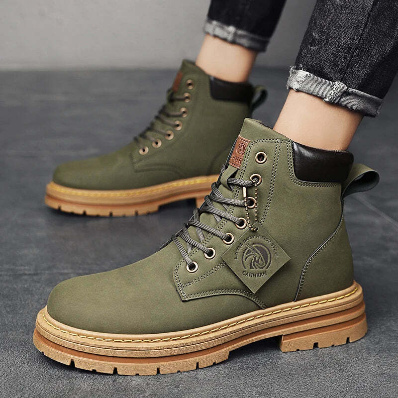 Bota Masculina Urban Romenzi RZ279 feita com materiais premium, solado antiderrapante e interior acolchoado. Design funcional e sofisticado.