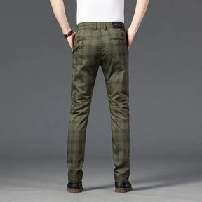 Calça Casual Masculina Xadrez Listrada Romenzi RZ257 com padrão xadrez, cores neutras e ajuste confortável. Estilo moderno para qualquer ocasião.