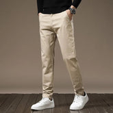 Calça Chino em Sarja Masculina Romenzi RZ553 em detalhe, calça em sarja de alta qualidade que oferece conforto, resistência e estilo sofisticado.