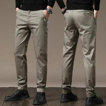 Calça Chino em Sarja Masculina Romenzi RZ553 em detalhe, calça em sarja de alta qualidade que oferece conforto, resistência e estilo sofisticado.