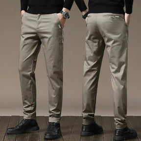 Calça Chino em Sarja Masculina Romenzi RZ553 em detalhe, calça em sarja de alta qualidade que oferece conforto, resistência e estilo sofisticado.