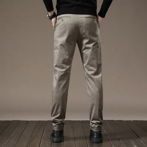Calça Chino em Sarja Masculina Romenzi RZ553 em detalhe, calça em sarja de alta qualidade que oferece conforto, resistência e estilo sofisticado.