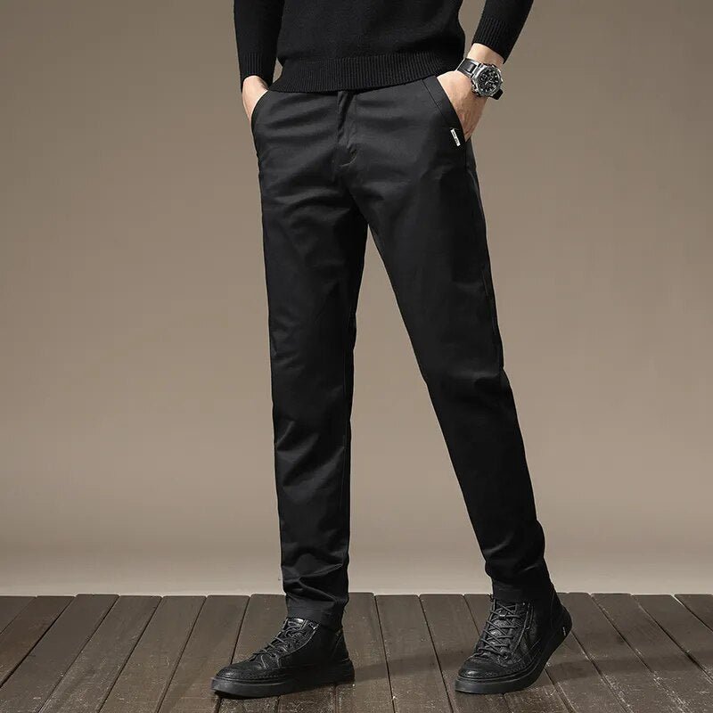 Calça Chino em Sarja Masculina Romenzi RZ553 em detalhe, calça em sarja de alta qualidade que oferece conforto, resistência e estilo sofisticado.