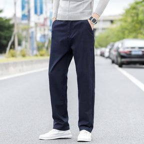 Calça Chino em Sarja Masculina Romenzi RZ554 em detalhe, peça slim fit em sarja premium, versátil e elegante para looks formais e casuais.