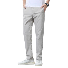 Calça Chino em Sarja Masculina Romenzi RZ554 em detalhe, peça slim fit em sarja premium, versátil e elegante para looks formais e casuais.