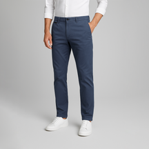 Calça Chino em Sarja Masculina Romenzi RZ555 em detalhe, peça elegante em sarja premium, versátil para looks casuais, profissionais ou de lazer.