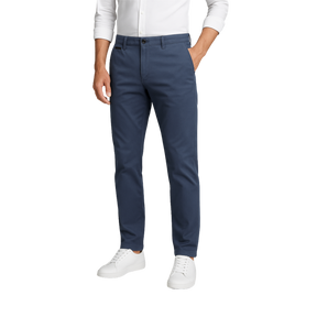 Calça Chino em Sarja Masculina Romenzi RZ555 em detalhe, peça elegante em sarja premium, versátil para looks casuais, profissionais ou de lazer.