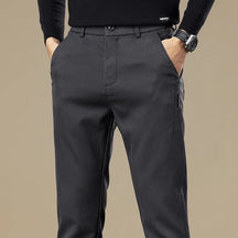 Calça Chino em Sarja Masculina Romenzi RZ556 em detalhe, calça em sarja de alta qualidade que oferece conforto, durabilidade e estilo moderno.