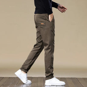 Calça Chino em Sarja Masculina Romenzi RZ556 em detalhe, calça em sarja de alta qualidade que oferece conforto, durabilidade e estilo moderno.