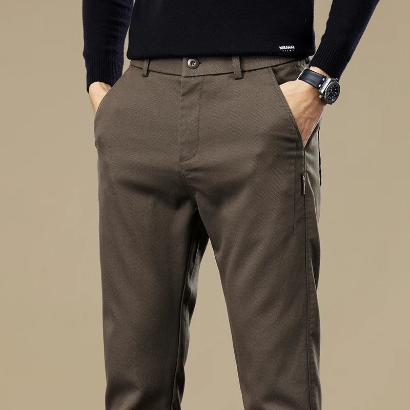 Calça Chino em Sarja Masculina Romenzi RZ556 em detalhe, calça em sarja de alta qualidade que oferece conforto, durabilidade e estilo moderno.