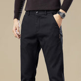 Calça Chino em Sarja Masculina Romenzi RZ556 em detalhe, calça em sarja de alta qualidade que oferece conforto, durabilidade e estilo moderno.