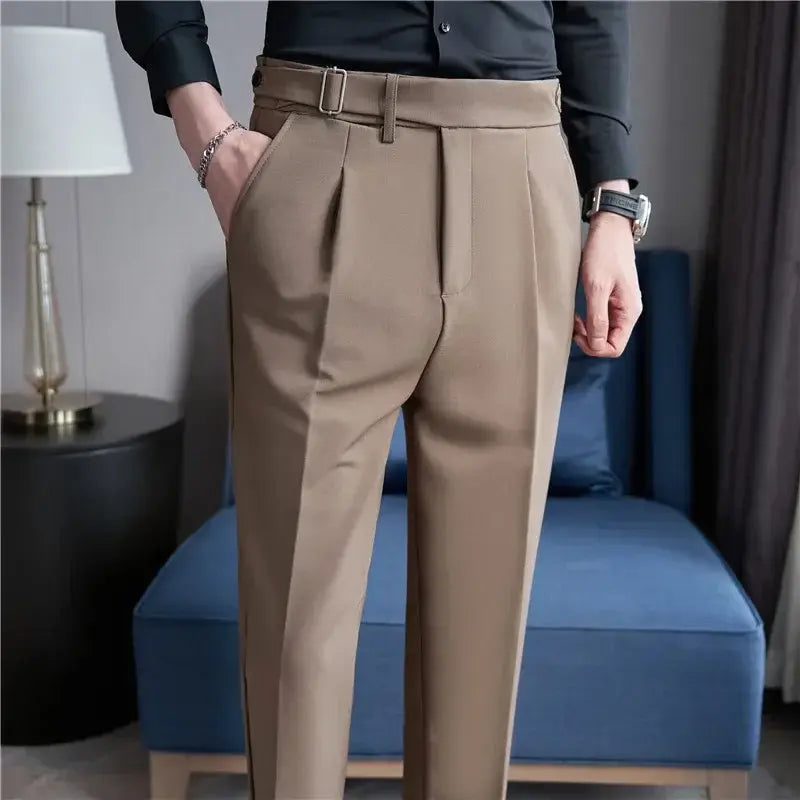 Calça de Alfaiataria Masculina Romenzi RZ254 com corte clássico, tecido premium e acabamentos sofisticados. Perfeita para estilo e conforto duradouro.