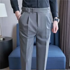 Calça de Alfaiataria Masculina Romenzi RZ254 com corte clássico, tecido premium e acabamentos sofisticados. Perfeita para estilo e conforto duradouro.