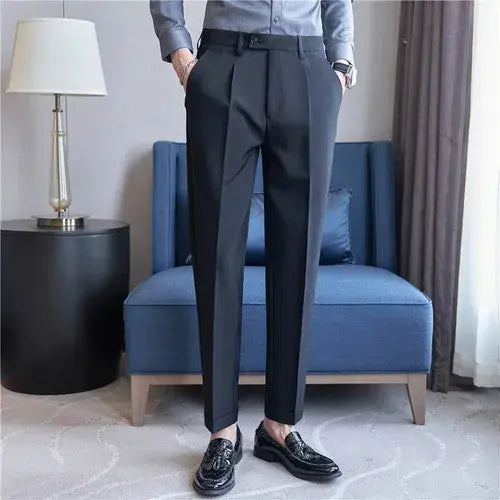 Calça de Alfaiataria Masculina Romenzi RZ255 com design moderno, tecido premium e acabamentos elegantes. Sofisticação e praticidade para o dia a dia.