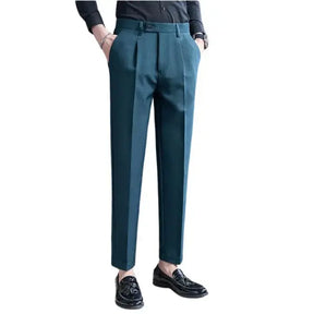 Calça de Alfaiataria Masculina Romenzi RZ255 com design moderno, tecido premium e acabamentos elegantes. Sofisticação e praticidade para o dia a dia.