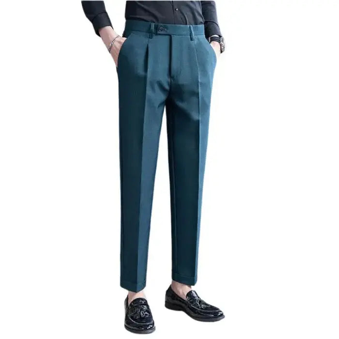Calça de Alfaiataria Masculina Romenzi RZ255 com design moderno, tecido premium e acabamentos elegantes. Sofisticação e praticidade para o dia a dia.