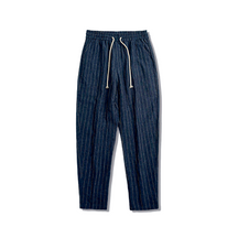 Calça de Linho Masculina Listrada Romenzi RZ557 em detalhe, calça listrada em linho leve e respirável que oferece frescor, conforto e estilo sofisticado.