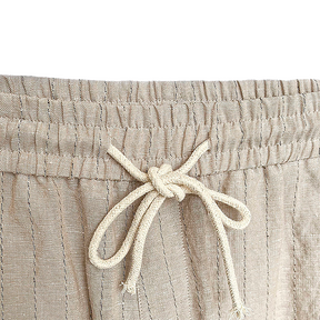 Calça de Linho Masculina Listrada Romenzi RZ557 em detalhe, calça listrada em linho leve e respirável que oferece frescor, conforto e estilo sofisticado.