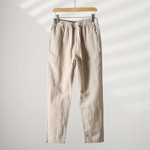 Calça de Linho Masculina Listrada Romenzi RZ941 em detalhe, peça leve e sofisticada em linho premium com estampa listrada elegante e caimento impecável.