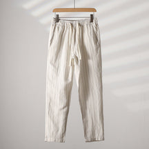 Calça de Linho Masculina Listrada Romenzi RZ941 em detalhe, peça leve e sofisticada em linho premium com estampa listrada elegante e caimento impecável.