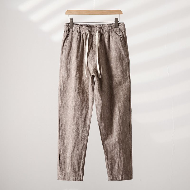 Calça de Linho Masculina Listrada Romenzi RZ941 em detalhe, peça leve e sofisticada em linho premium com estampa listrada elegante e caimento impecável.