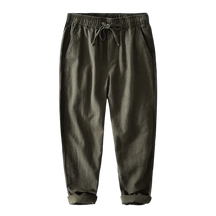 Calça de Linho Masculina Romenzi RZ560 em detalhe, calça elegante em linho leve e respirável que oferece frescor, conforto e estilo atemporal.