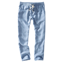 Calça de Linho Masculina Romenzi RZ562 em detalhe, calça sofisticada em linho leve e respirável que oferece frescor, conforto e estilo contemporâneo.