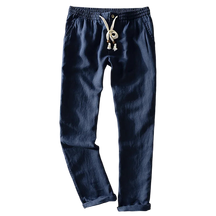 Calça de Linho Masculina Romenzi RZ562 em detalhe, calça sofisticada em linho leve e respirável que oferece frescor, conforto e estilo contemporâneo.