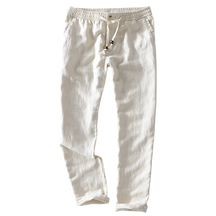 Calça de Linho Masculina Romenzi RZ562 em detalhe, calça sofisticada em linho leve e respirável que oferece frescor, conforto e estilo contemporâneo.