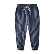 Calça de Linho Masculina Romenzi RZ563 em detalhe, calça elegante em linho de alta qualidade que oferece frescor, conforto e estilo refinado.