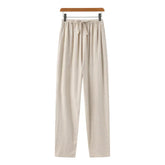 Calça de Linho Masculina Romenzi RZ564 em detalhe, calça sofisticada em linho premium que oferece leveza, conforto e caimento impecável para o homem moderno.