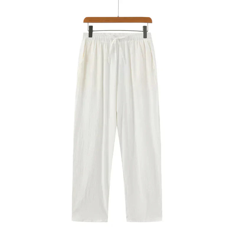 Calça de Linho Masculina Romenzi RZ565 em detalhe, peça sofisticada em linho leve premium, ideal para looks casuais ou elegantes em eventos diurnos.