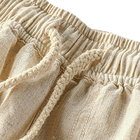 Calça de Linho Masculina Romenzi RZ567 em detalhe, calça leve em linho de alta qualidade que oferece frescor, conforto e estilo atemporal.