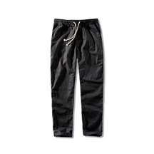 Calça de Linho Masculina Romenzi RZ567 em detalhe, calça leve em linho de alta qualidade que oferece frescor, conforto e estilo atemporal.