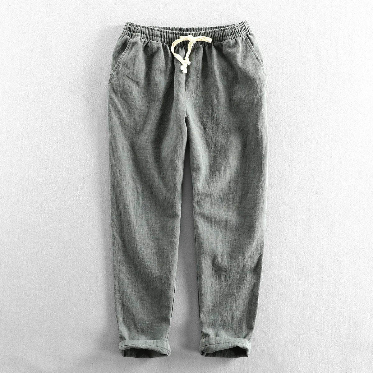 Calça de Linho Masculina Romenzi RZ940 em detalhe, calça elegante em linho premium que oferece conforto, respirabilidade e estilo Old Money sofisticado.