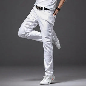 Calça Jeans Masculina Romenzi Classy RZ261 com design sofisticado e materiais premium. Conforto e estilo refinado para ocasiões especiais.