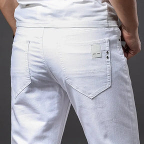 Calça Jeans Masculina Romenzi Classy RZ261 com design sofisticado e materiais premium. Conforto e estilo refinado para ocasiões especiais.