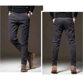 Calça Jeans Masculina Romenzi RZ002 feita com denim premium, ajuste confortável e design versátil para diferentes ocasiões
