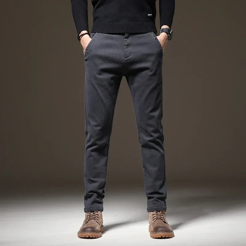 Calça Jeans Masculina Romenzi RZ002 feita com denim premium, ajuste confortável e design versátil para diferentes ocasiões