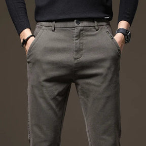 Calça Jeans Masculina Romenzi RZ002 feita com denim premium, ajuste confortável e design versátil para diferentes ocasiões